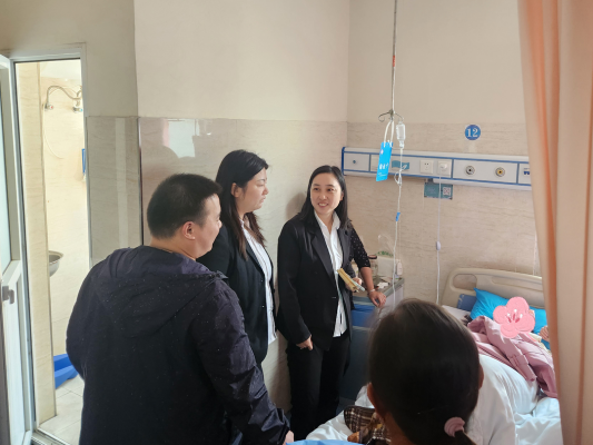 做好“娘家人”，康明納慰問(wèn)三胞胎職工家庭